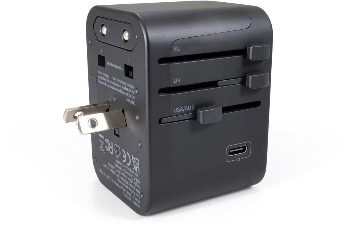 Reiseadapter universal med 5 USB-utganger (2A/3C) - Origin Outdoors med transportpose