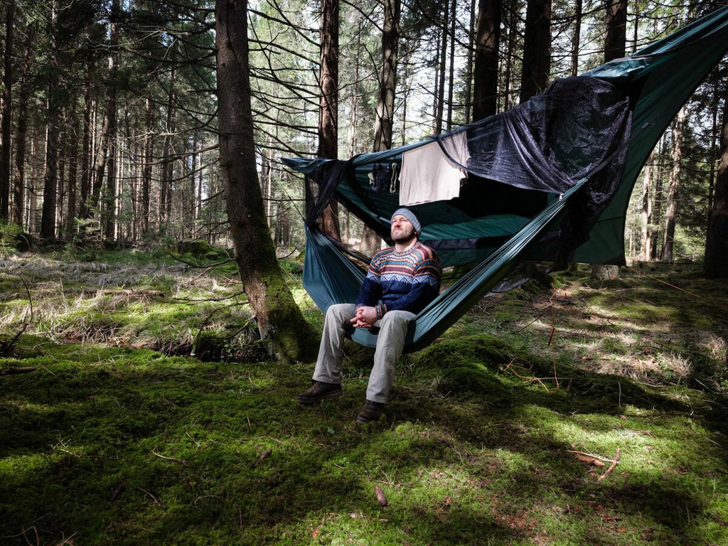 Reisehengekøye Traveller Camp med tarp som beskyttelse mot regn