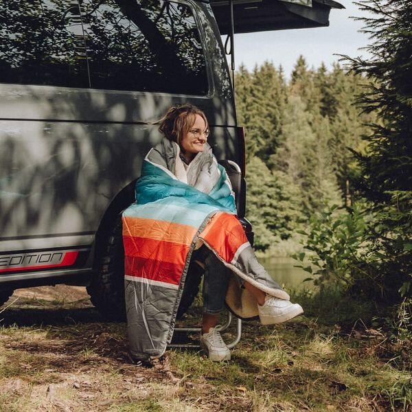 Reisepledd 4-i-1 med CloudTouch fleece 203x137 cm - BUS-BOXX montert på campingplass
