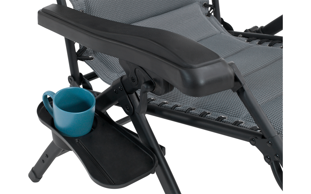 Relaxstol Acadia med sidebord montert på campingplass