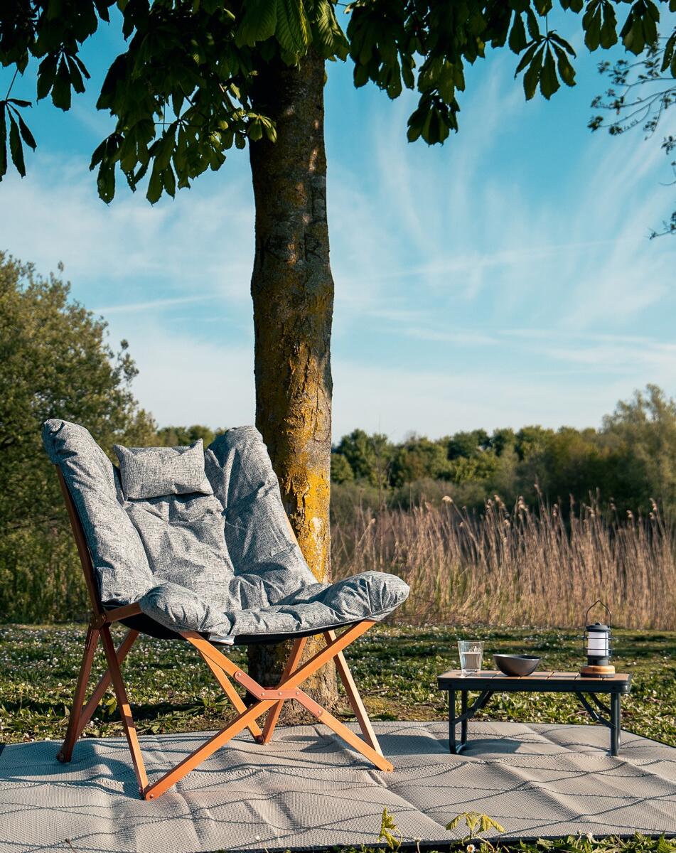 Relaxstol Bloomsbury Comfort FSC-tre grå i bruk på camping