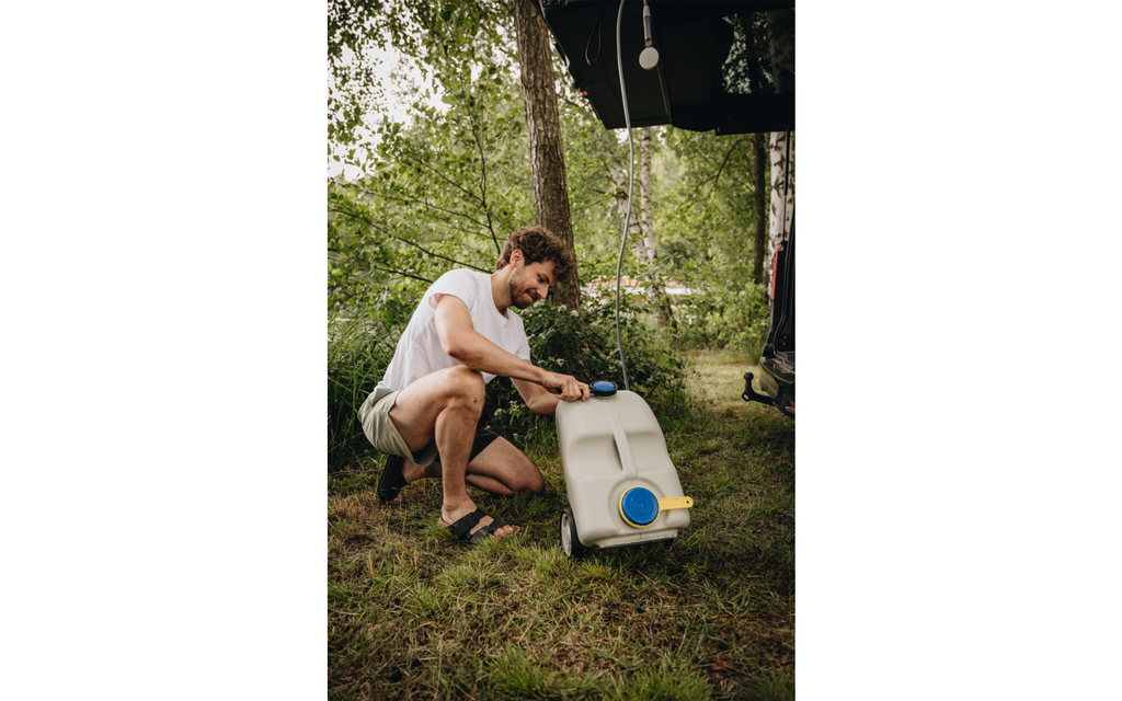 Rulletank for frisk- og gråvann 25 l montert under campingvogn