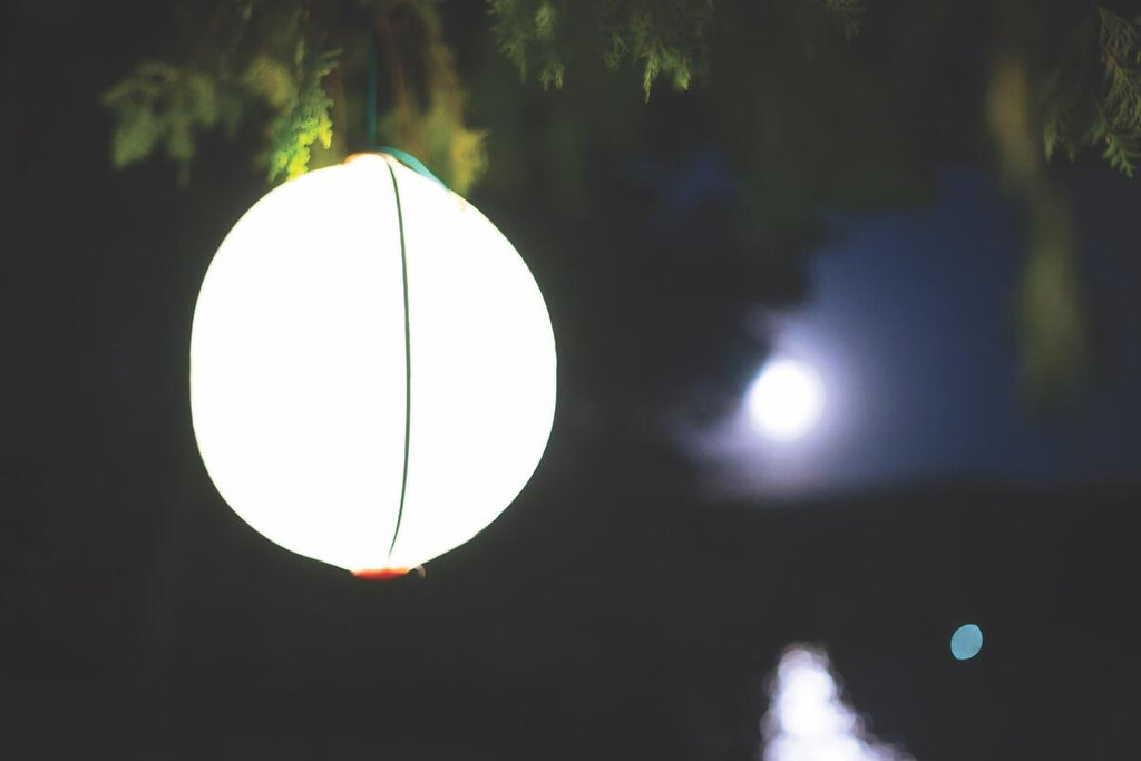Sammenleggbar campinglykt SiteLight Lantern 300 lm montert på campingplass