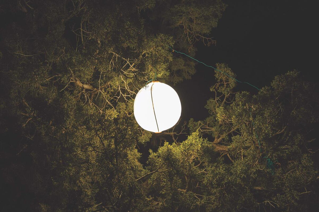 Nærbilde av sammenleggbar campinglykt SiteLight Lantern 300 lm