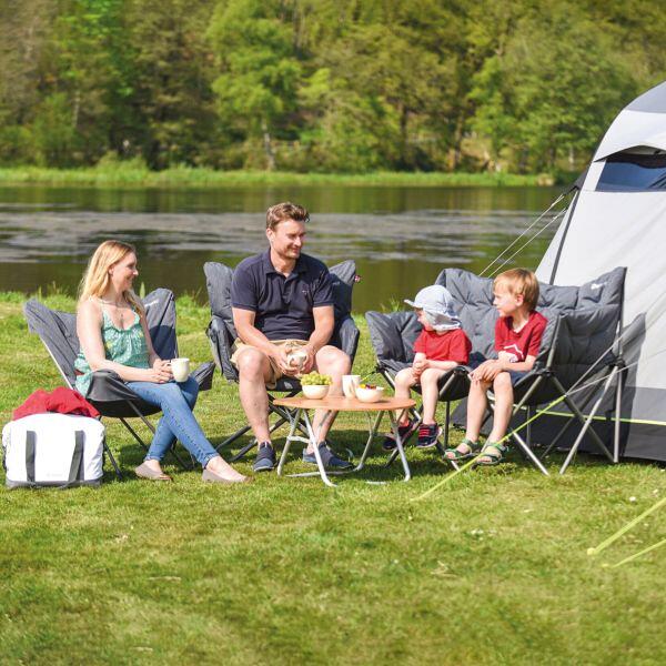 Sammenleggbar campingsofa Sardis Lake 125x57 cm grå montert på campingplass