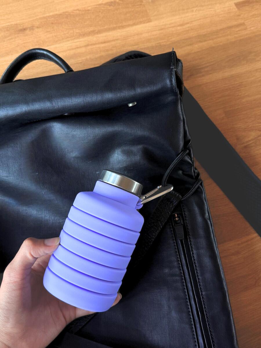 Sammenleggbar drikkeflaske silikon 700 ml med karabinkrok Pandoo pakket i ryggsekk