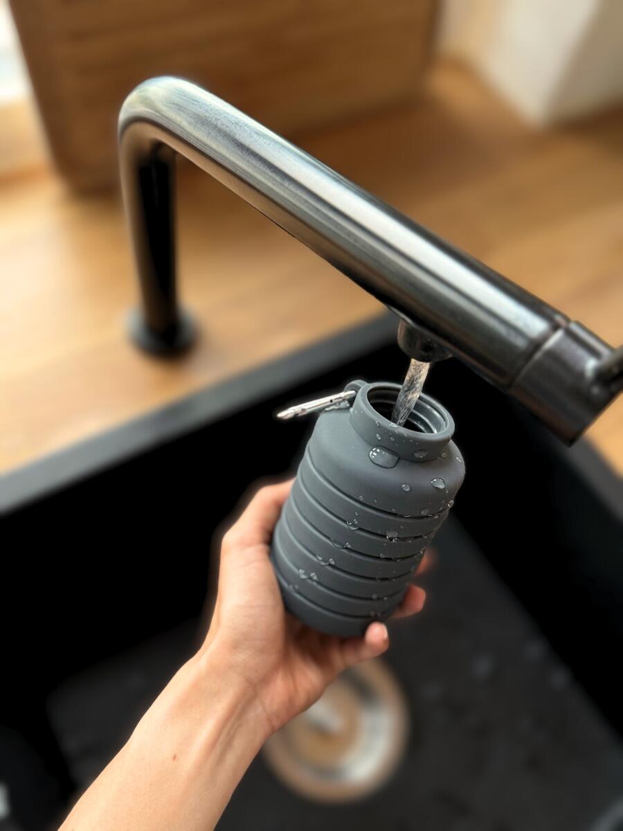 Sammenleggbar drikkeflaske silikon 700 ml med karabinkrok Pandoo foldet sammen