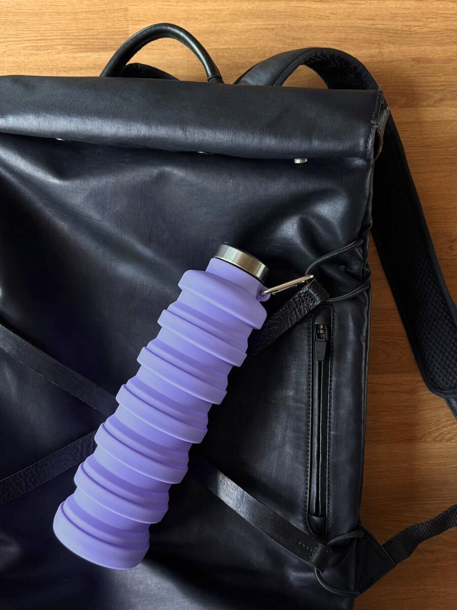 Sammenleggbar drikkeflaske silikon 700 ml med karabinkrok Pandoo i bruk under sport
