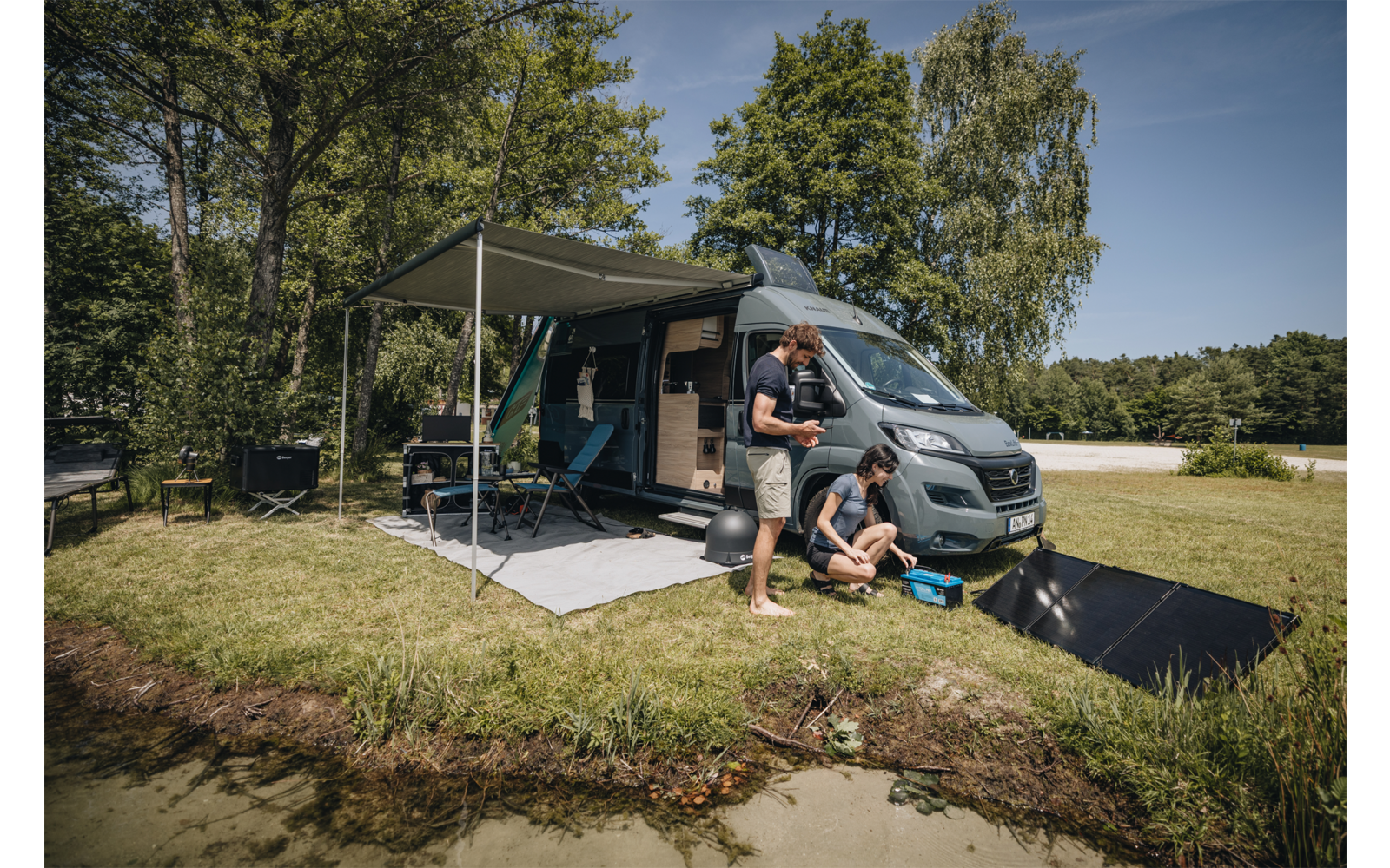 Detaljbilde av sammenleggbar koffert-solcelleanlegg 150W med 20A laderegulator