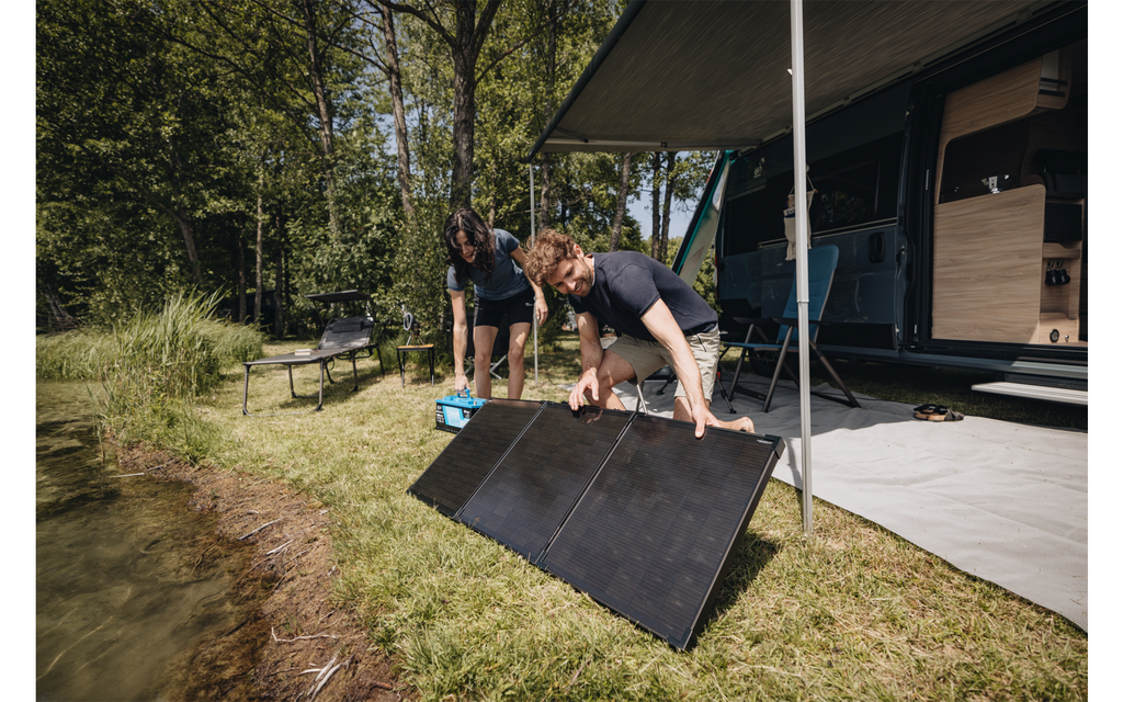 Sammenleggbar koffert-solcelleanlegg 150W med 20A laderegulator montert i bruk
