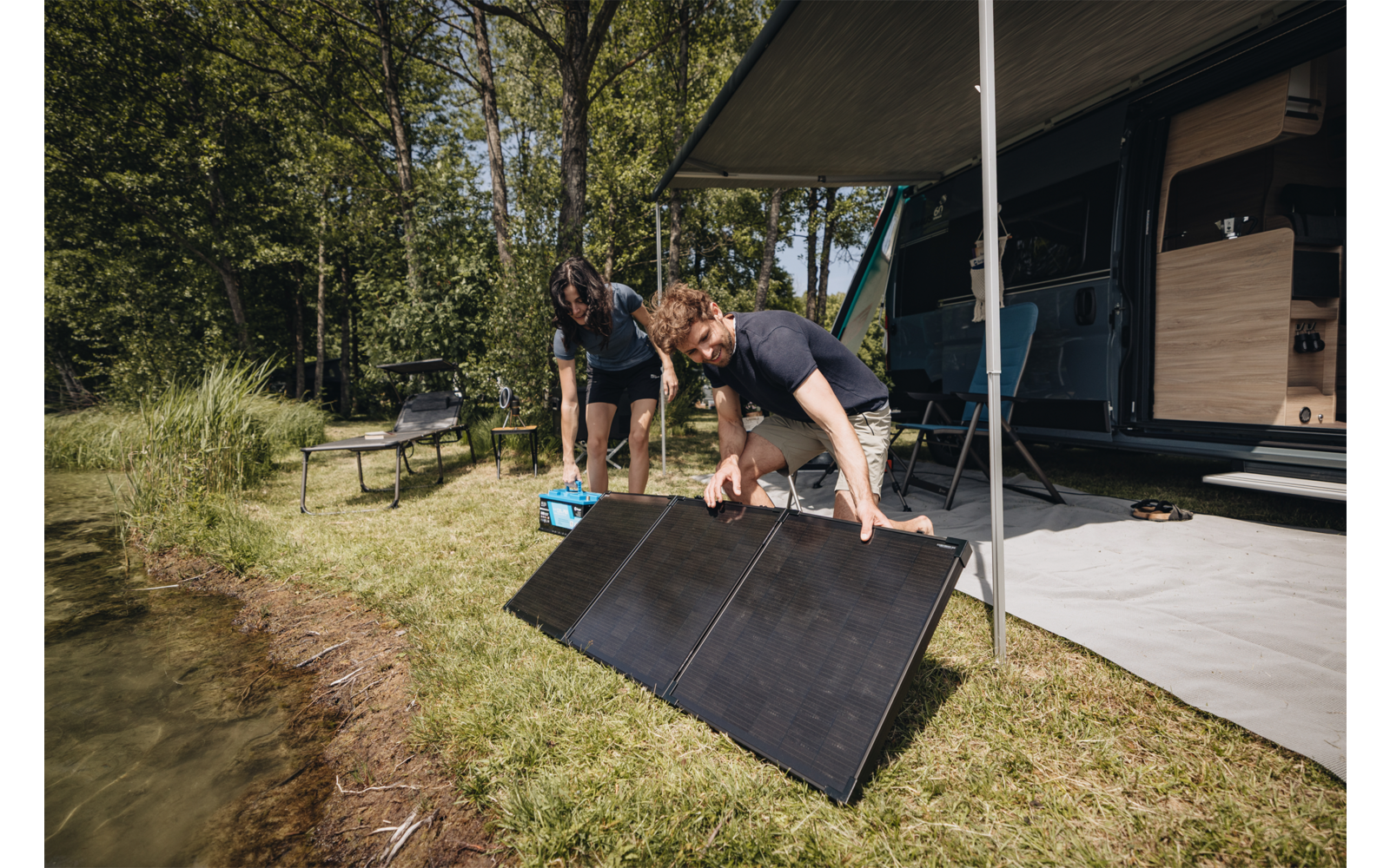 Sammenleggbar koffert-solcelleanlegg 150W med 20A laderegulator montert i bruk