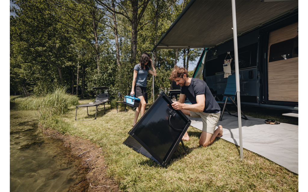 Nærbilde av solcellepanel på sammenleggbar koffert-solcelleanlegg 150W med 20A laderegulator