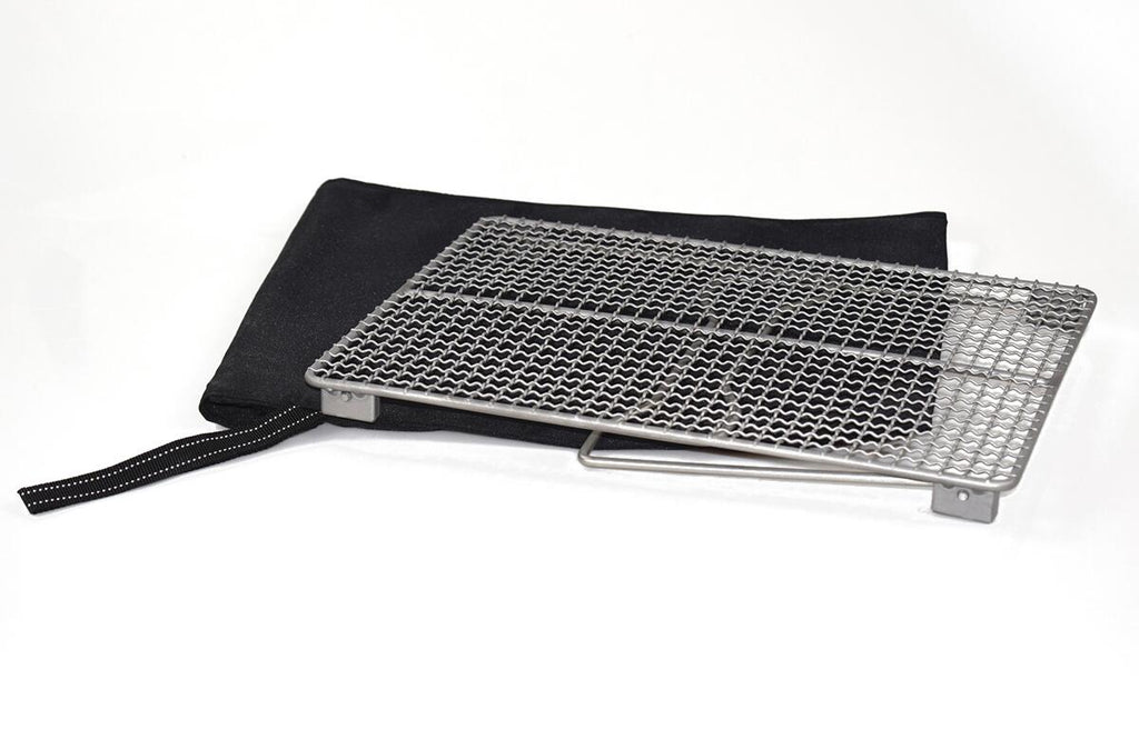 Sammenleggbar kullgrill i titan 33x24,5 cm 438 g - Origin Outdoors montert på camping