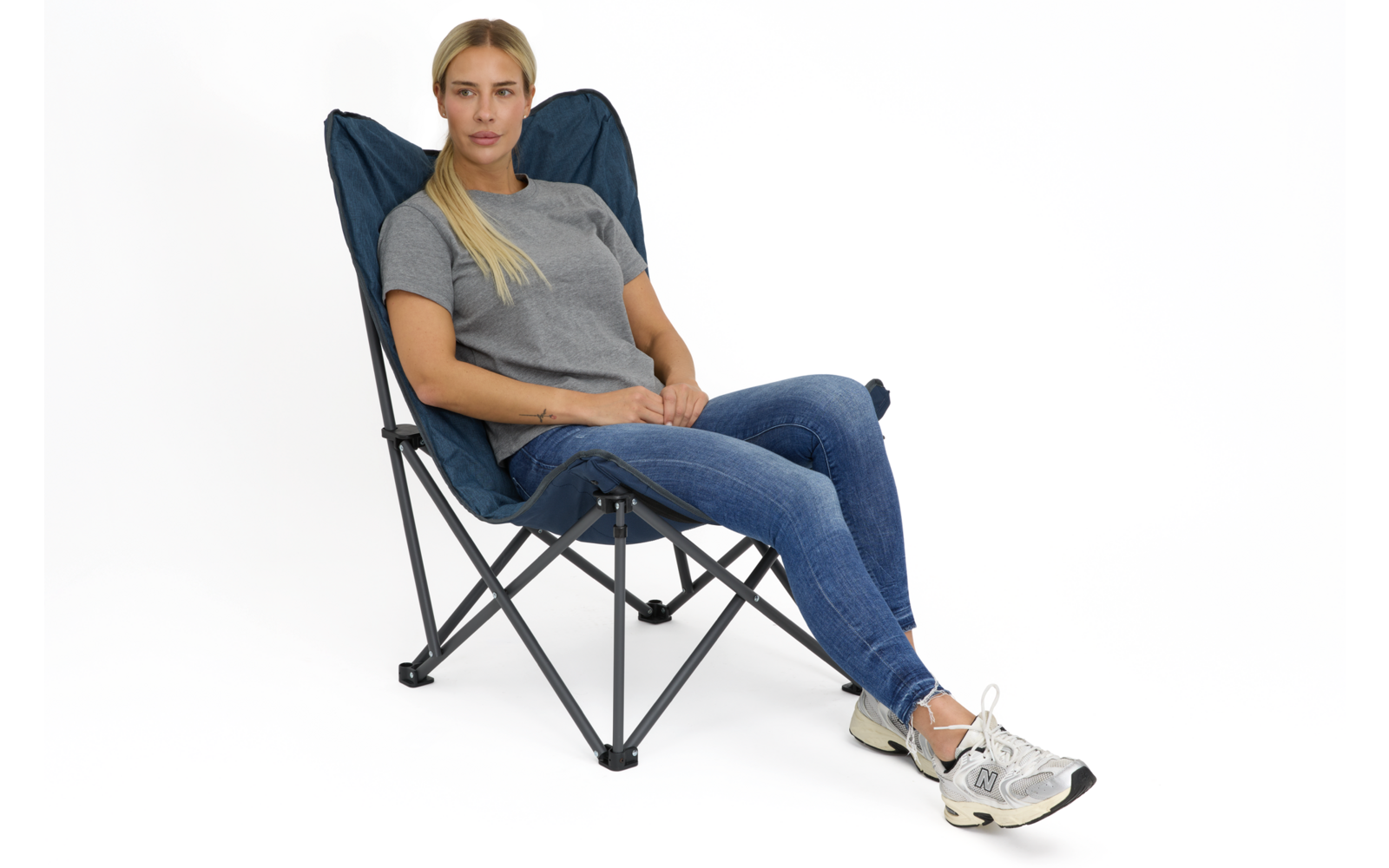 Sammenleggbar loungestol Salvador 68 cm bred polyester stålramme i bruk på camping