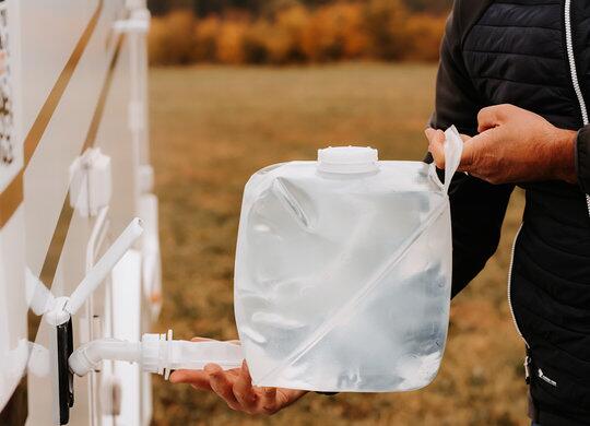 Sammenleggbar vannkanne Flatboy 10L med tappekran bakside