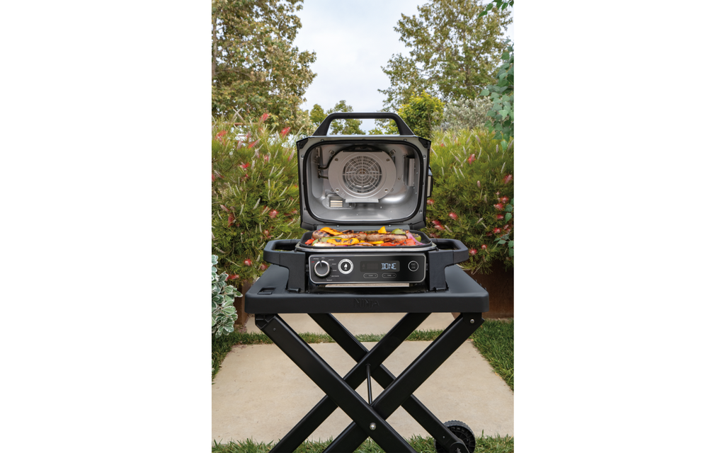 Sammenleggbart grillstativ for Ninja Woodfire med redskapsholder i sammenlagt tilstand