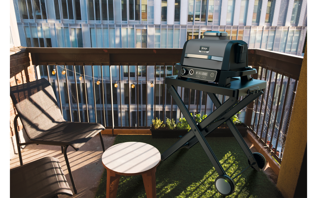 Sammenleggbart grillstativ for Ninja Woodfire med redskapsholder i uteromsmiljø