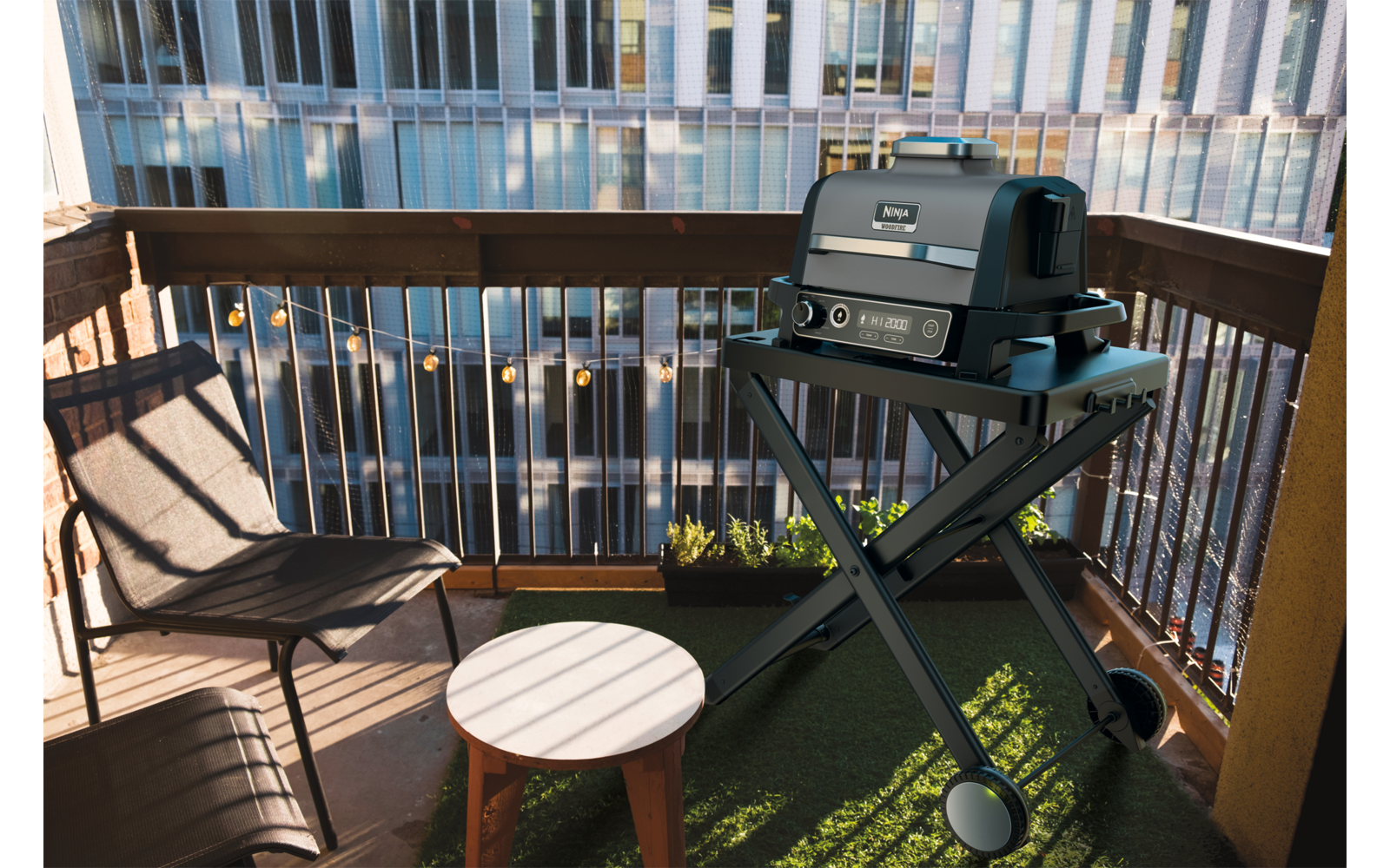 Sammenleggbart grillstativ for Ninja Woodfire med redskapsholder i uteromsmiljø