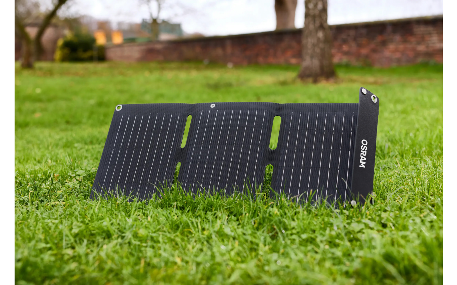 Nærbilde av sammenleggbart solcellepanel 20W med USB-C og USB-A 0,8 kg - Osram solceller