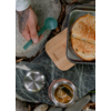 Sandwichboks rustfritt stål 1250 ml med bambuslokk - black+blum med innhold