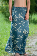 Sarong med insektbeskyttelse 110x180 cm i silke med bladmønster fra Cocoon