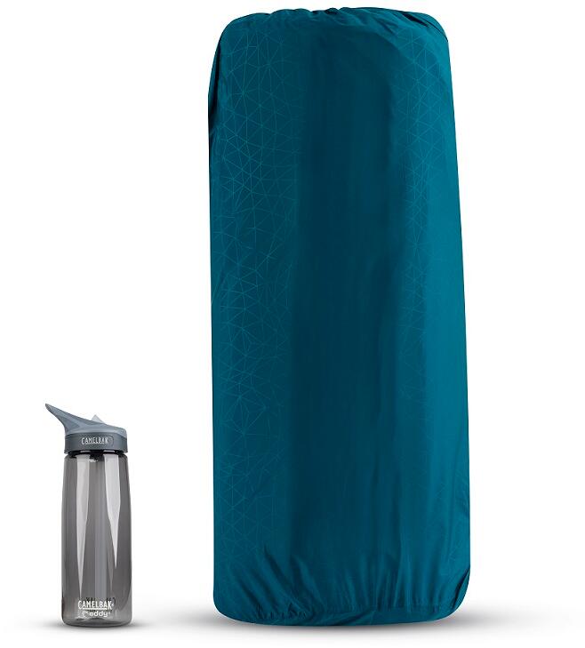 Bruk av Selvoppblåsbart liggeunderlag Comfort Deluxe dobbel på campingplass