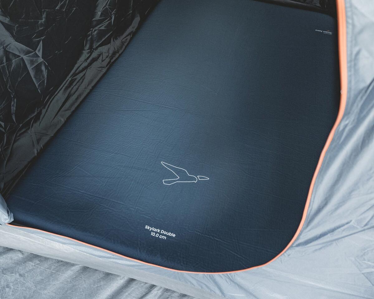 Sammenrullet Selvoppblåsbart liggeunderlag Skylark Double polyester - Easy Camp i pakksekk