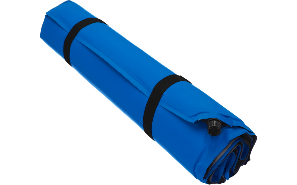 Selvoppblåsende liggeunderlag Comfort Single 196x63x3,8 cm blå sammenrullet ved siden av pakkposen