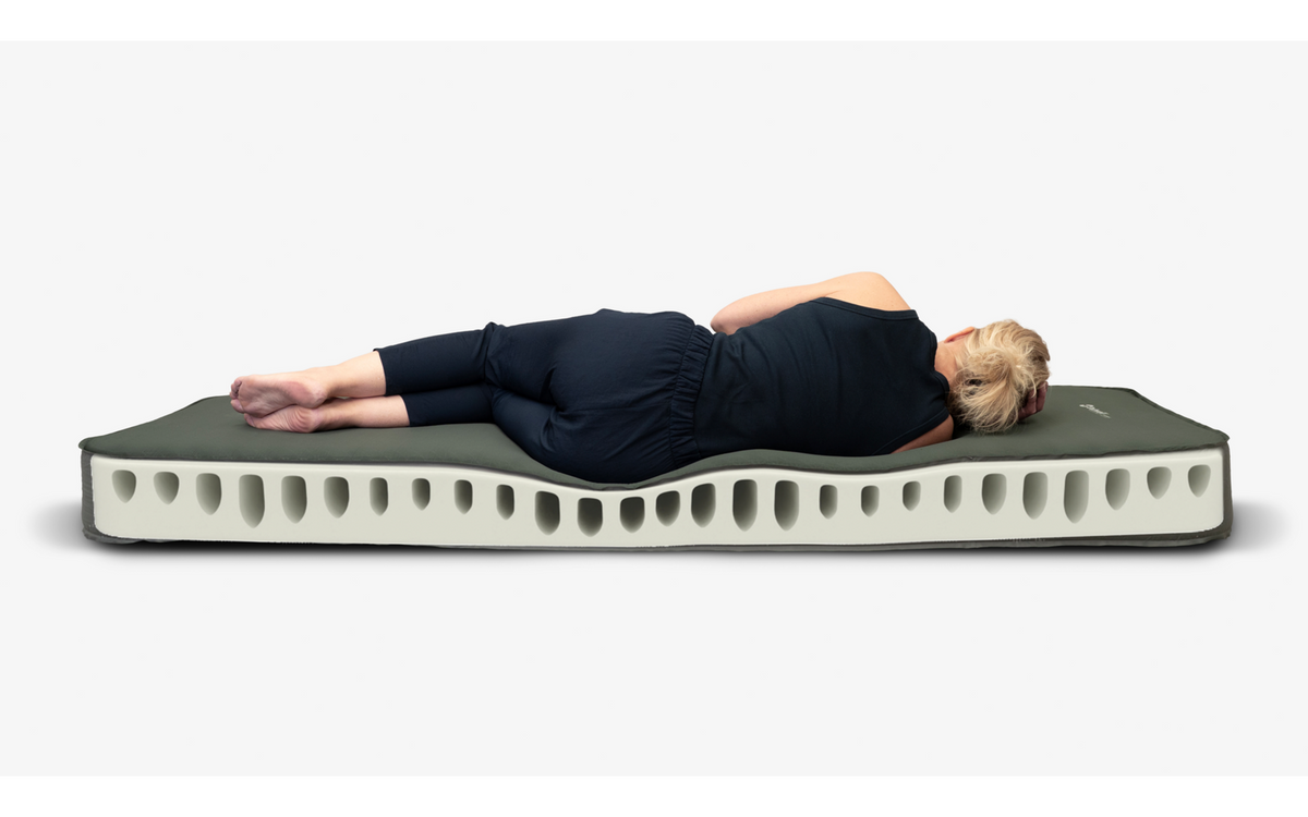Selvoppblåsende liggeunderlag Dreamboat Double 200x140 cm - Outwell rullet sammen med bæreveske