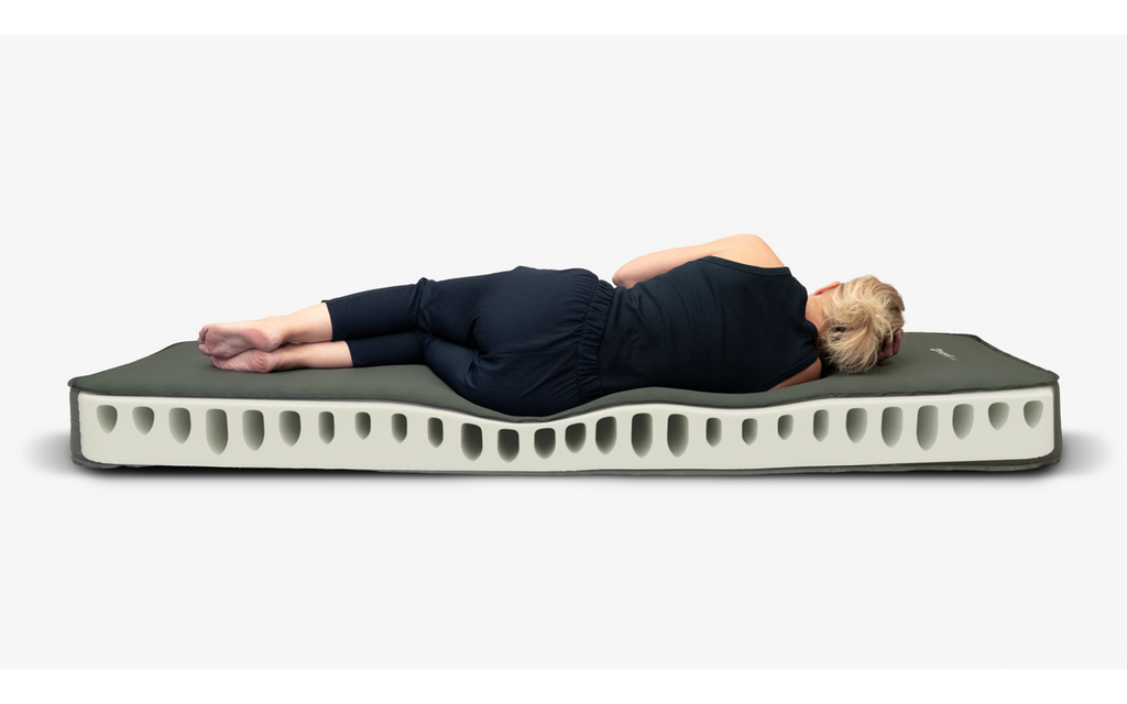 Selvoppblåsende liggeunderlag Dreamboat Single 200 x 77 cm - Outwell sammenrullet med bæreveske