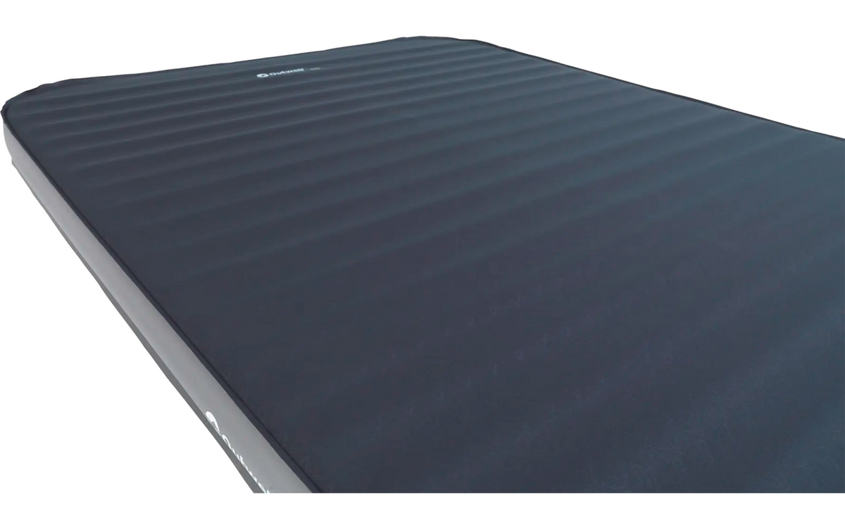 Selvoppblåsende liggeunderlag Highway Campervan 200x114 cm - Outwell lagt ut på sovebenk i campervan