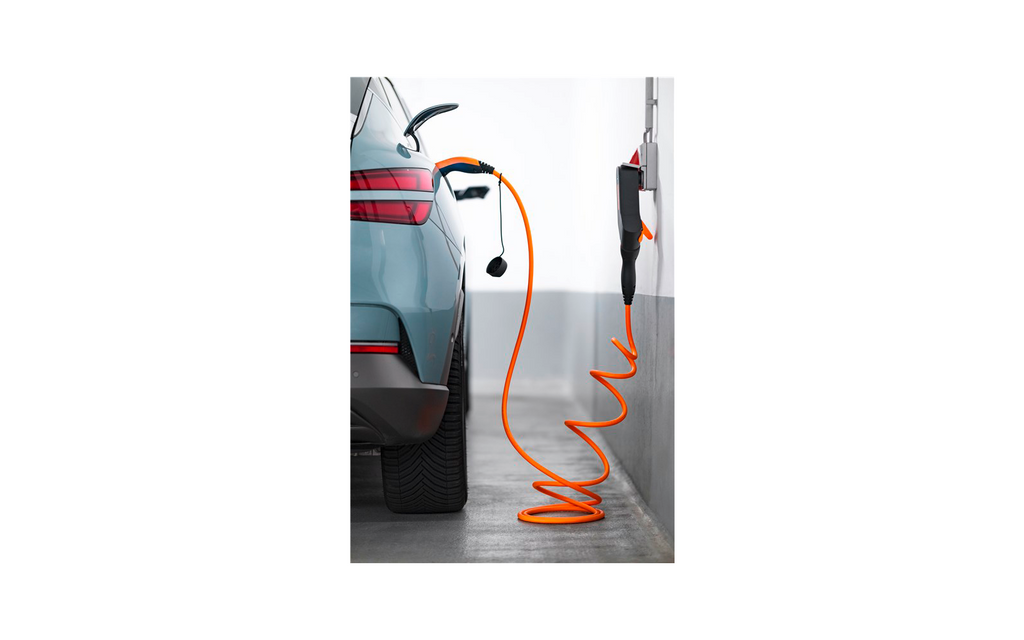 Bruk av Selvopprullende helix ladekabel type 2 1-fase 32A 7,4kW 5m utendørs