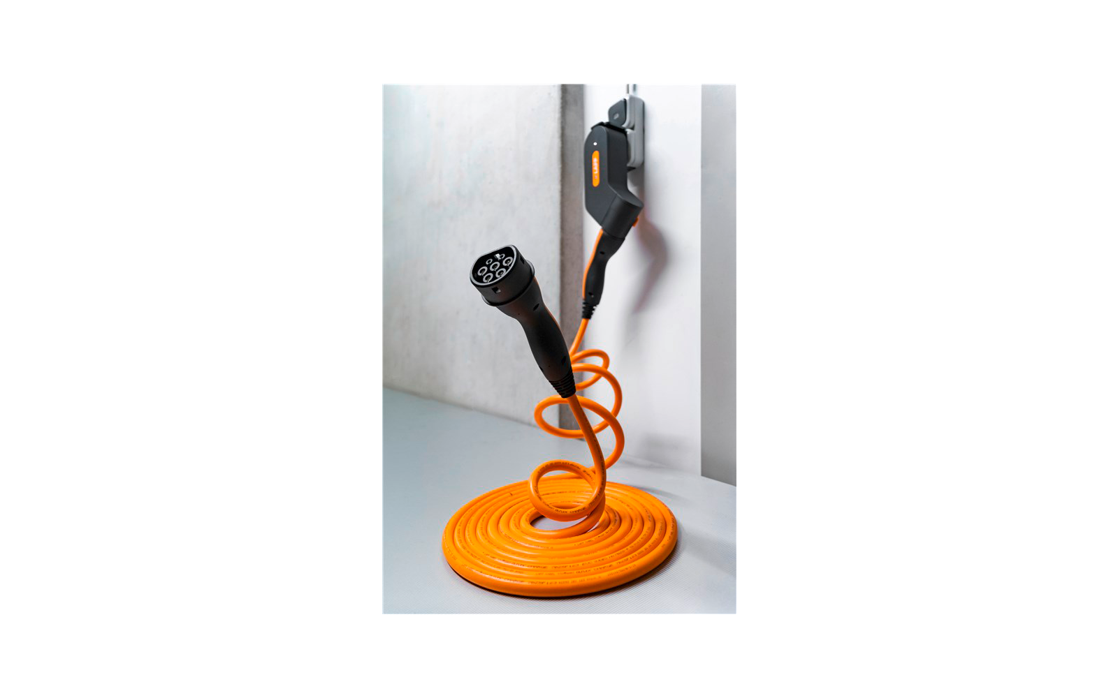 Selvopprullende helix ladekabel type 2 1-fase 32A 7,4kW 5m i svart farge
