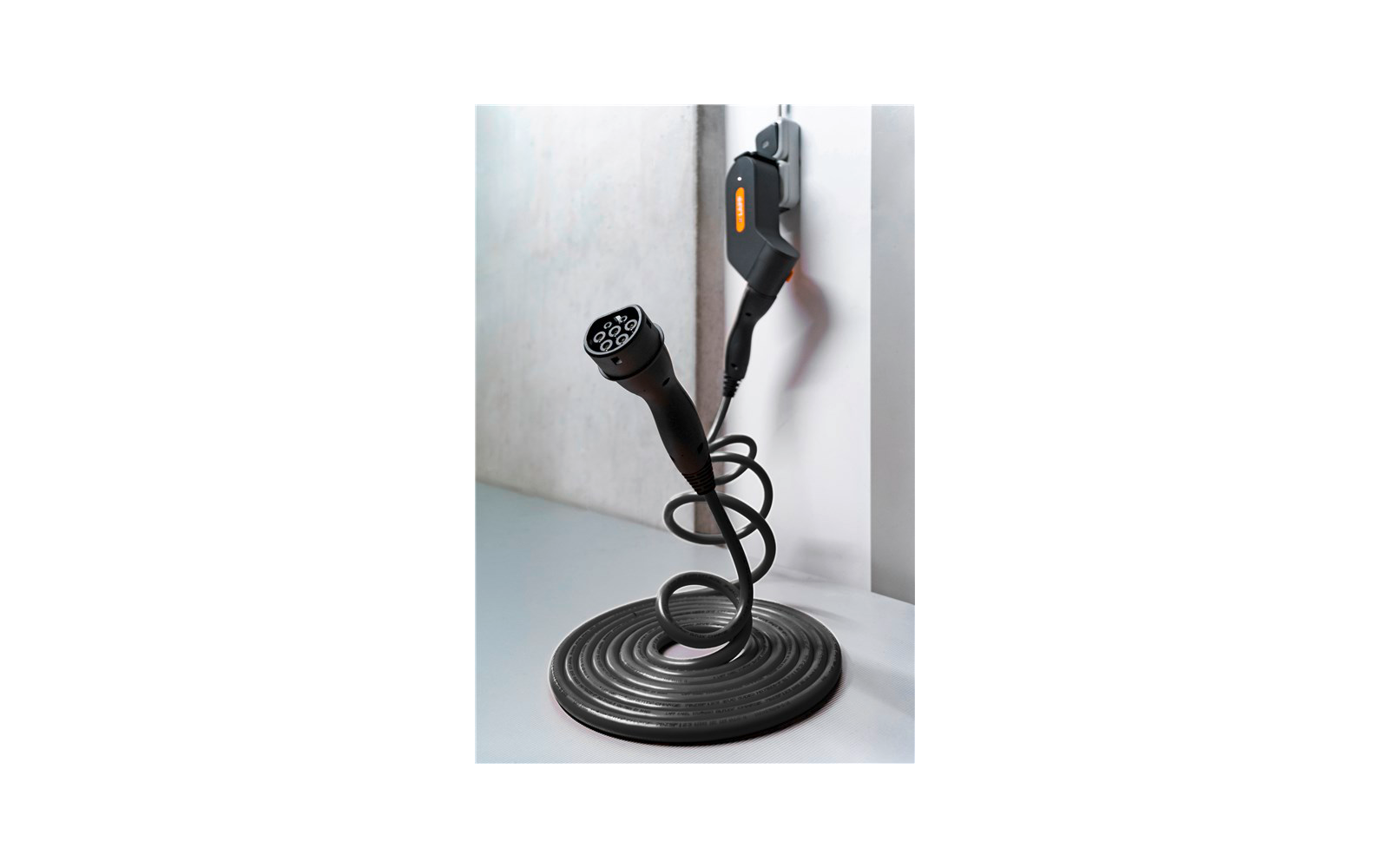Pakking og oppbevaring av selvopprullende helix ladekabel type 2 3-fase 20A 11kW 5m svart - LAPP