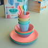 Nærbilde av kopp fra Servicesett Nora Macarons 16 deler for 4 personer - Koziol