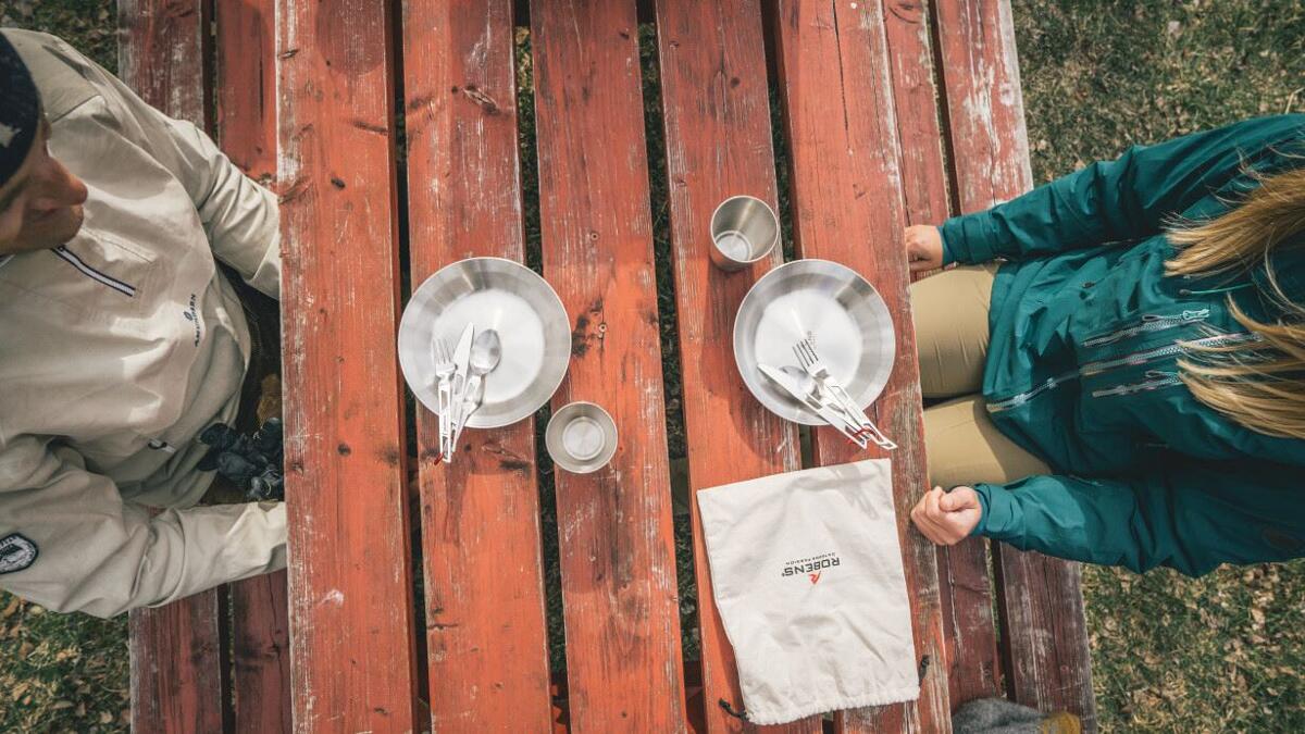 Servicesett Sierra rustfritt stål på campingplass