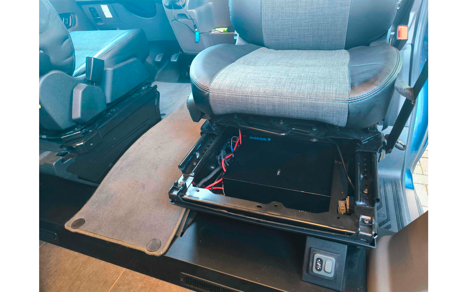 Setesokkel-safe for Ford Transit fra 2019, 10 kg svart montert under sete