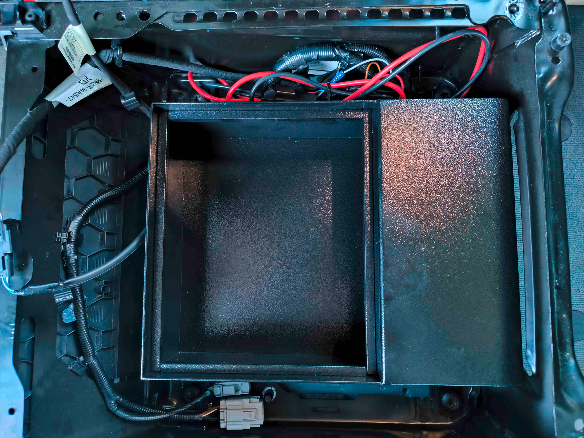 Setesokkel-safe for Ford Transit fra 2019, svart forfra