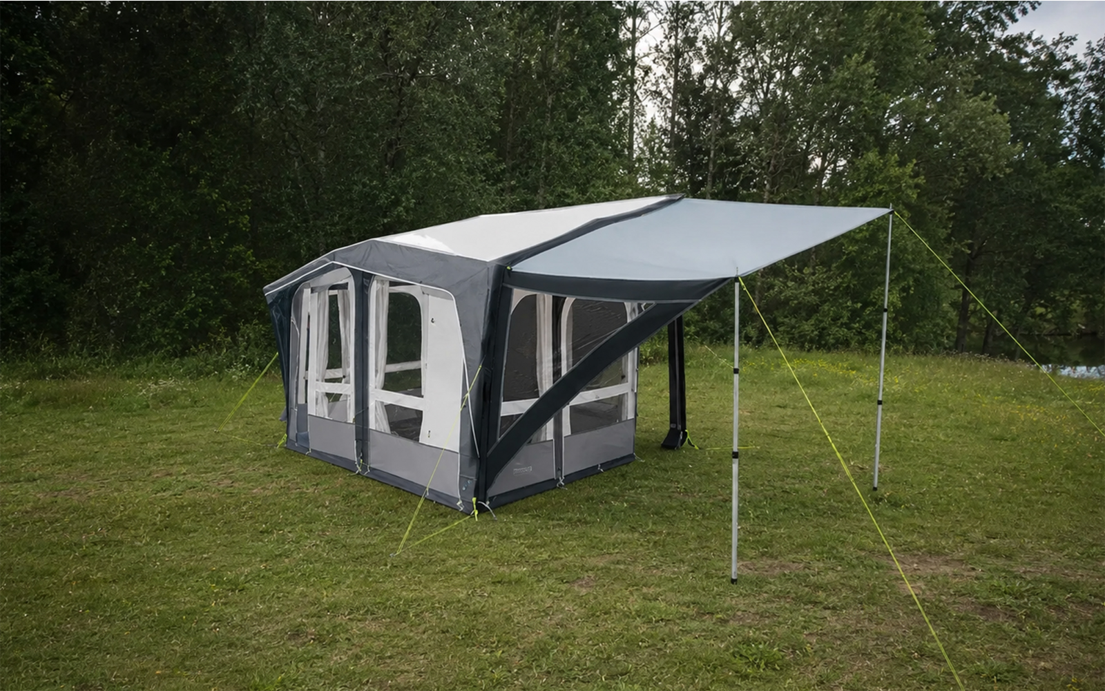Montert Sidefløy for Club AIR All-Season S fortelt på campingplass