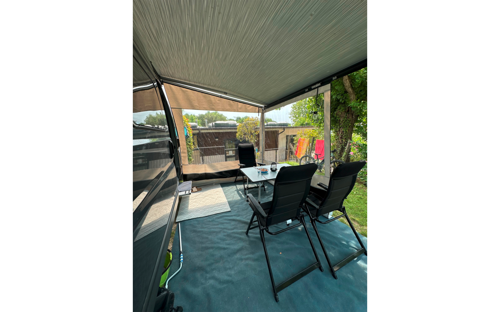 Detalj av Sidevegg Rain Blocker G2 2,50 m for Omnistor 1200 markise i bruk