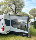 Sidevegg venstre Wind Side 250 for markise 240x240 cm - Isabella montert på campingvogn