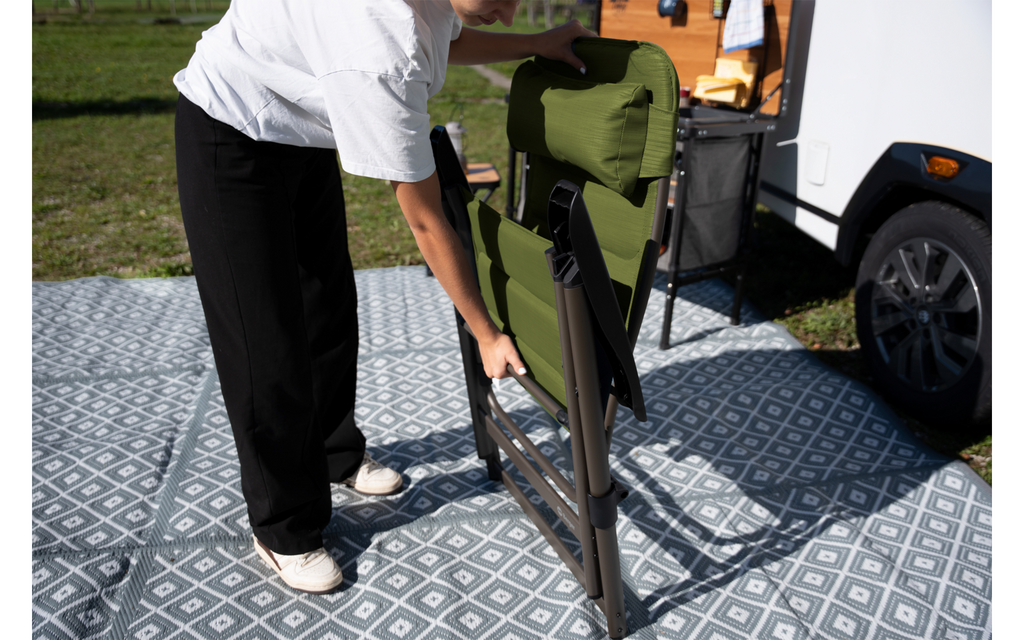Sidevisning av Slimline klappstol olive