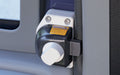 Sikkerhetslås for førerhustdører Ford Transit 2006-2013 - HEOSolution montert på dørkarm