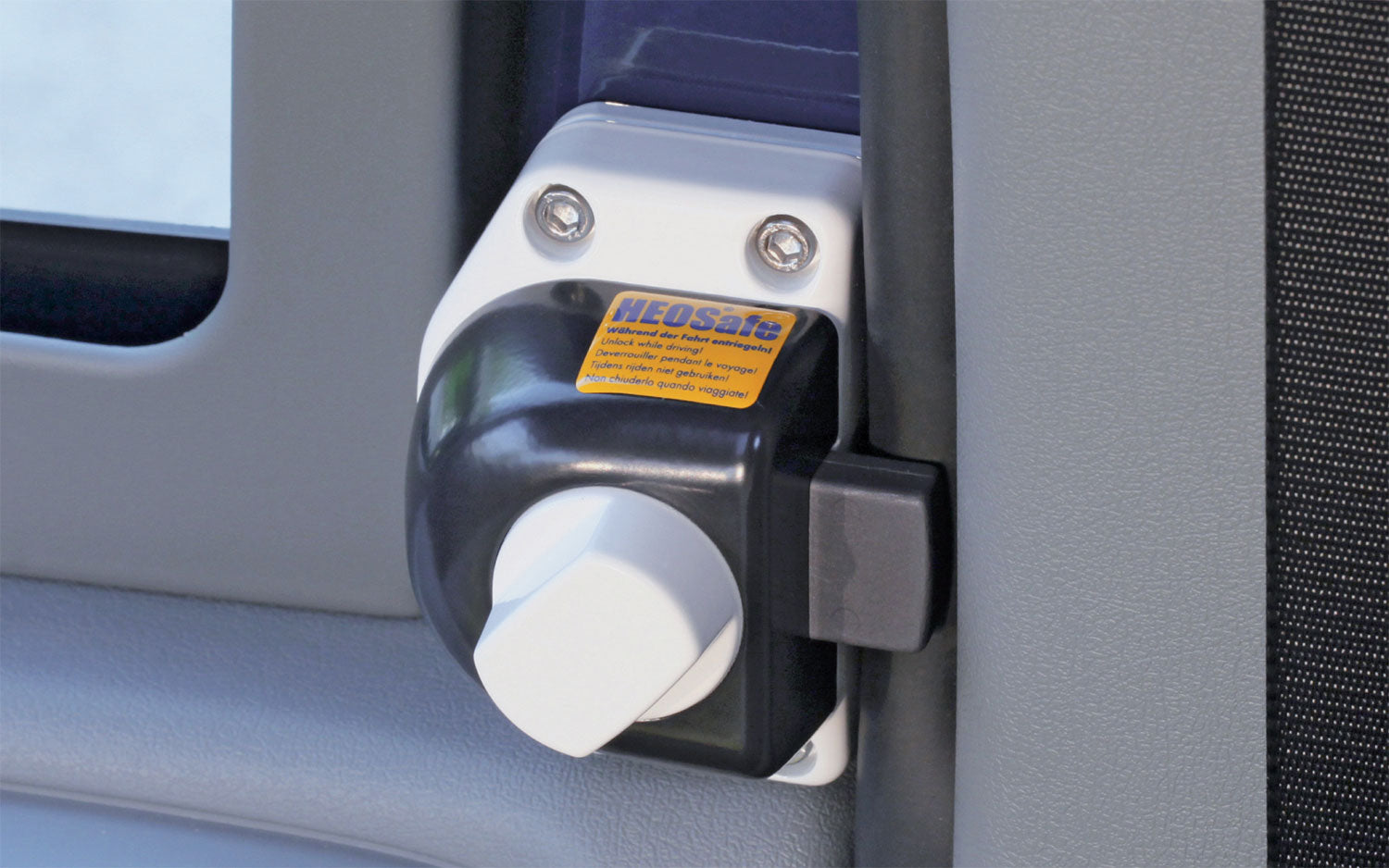 Sikkerhetslås for førerhustdører Ford Transit 2006-2013 - HEOSolution montert på dørkarm