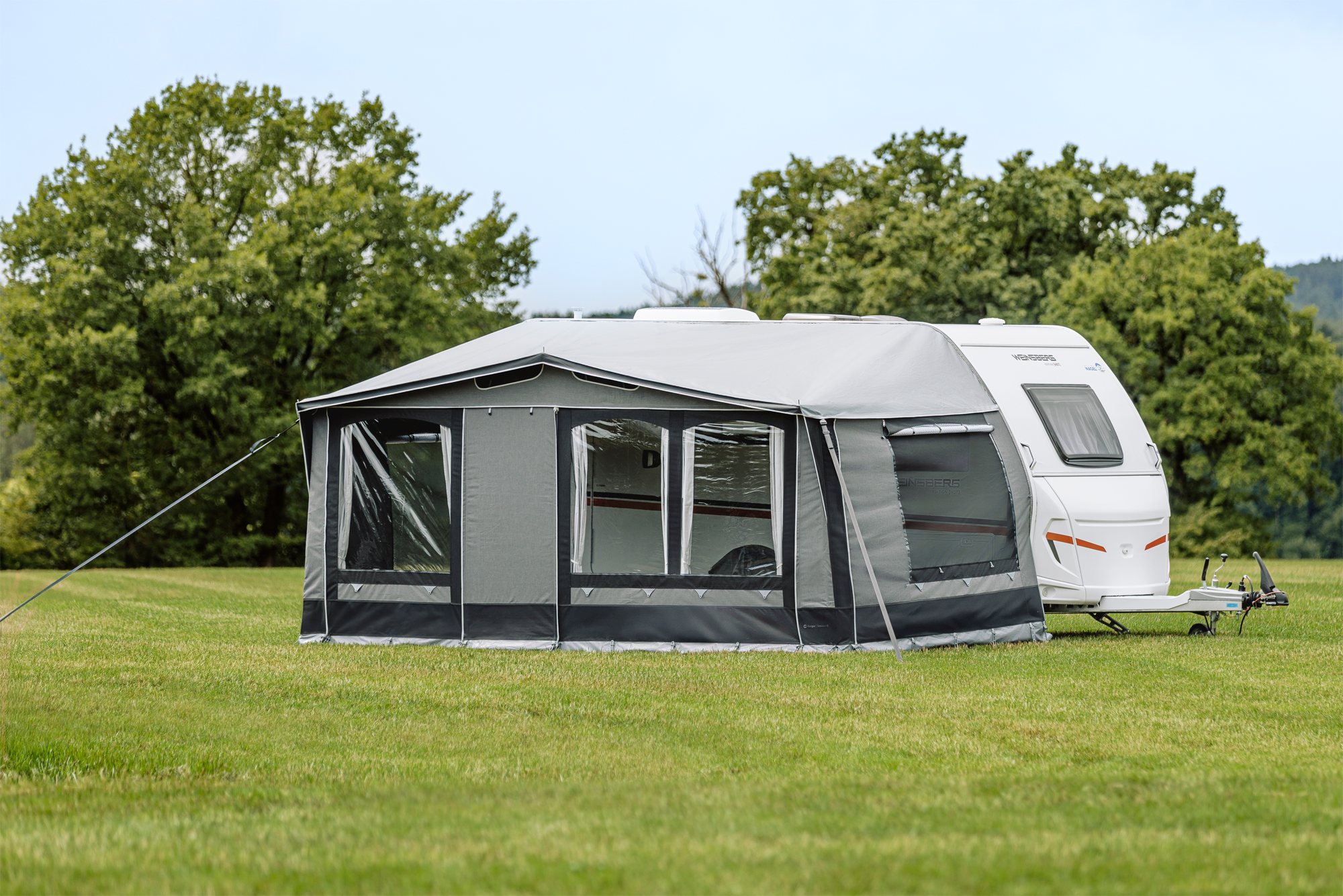 Sirmione Pro sesongfortelt for campingvogn 395x240 cm forfra