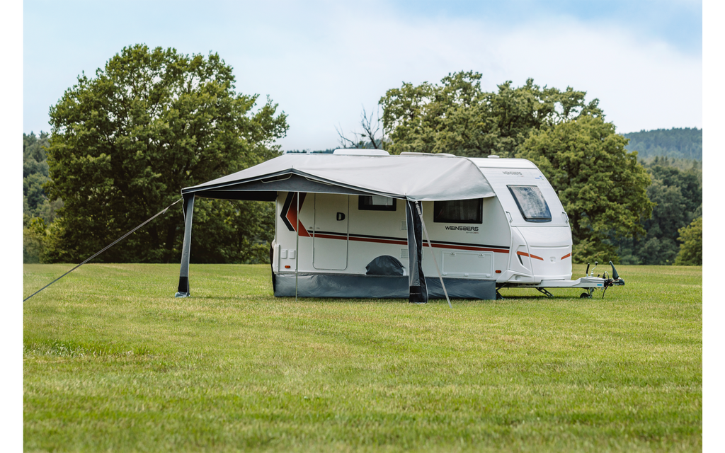 Sirmione Pro sesongfortelt for campingvogn 395x240 cm montert på campingvogn