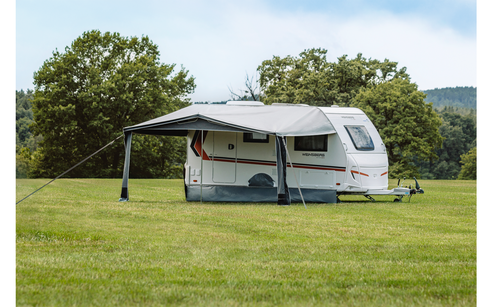 Sirmione Pro sesongfortelt for campingvogn 395x240 cm montert på campingvogn