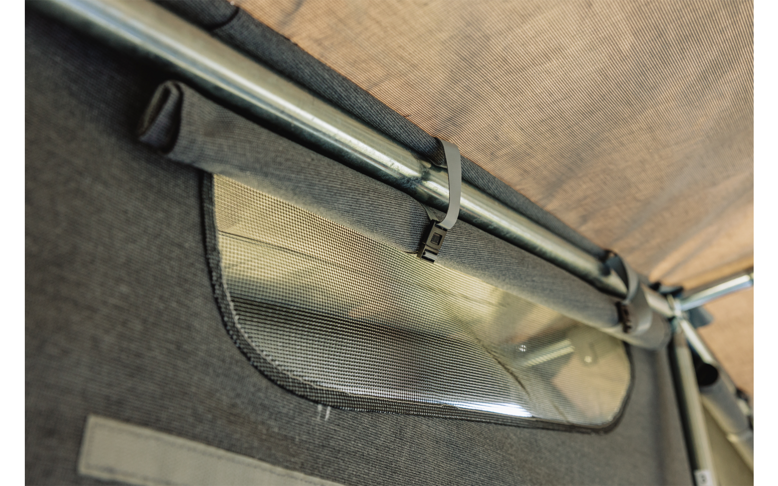 Sirmione Pro sesongfortelt for campingvogn 395x240 cm ventilasjonsdetalj