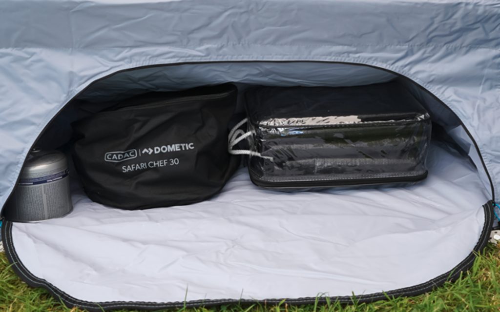 Skjørtorganiser 600 x 60 cm med keder - Dometic forfra