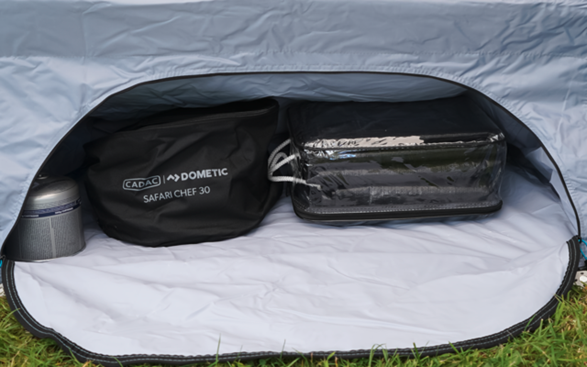 Skjørtorganiser 600 x 60 cm med keder - Dometic forfra